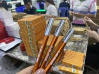 so-sanh-cac-phuong-phap-in-logo-len-but-bi-1.jpg so-sanh-cac-phuong-phap-in-logo-len-but-bi-1.jpg