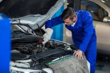 mechanic-servicing-car-engine_1170-1297.jpg
