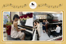 Khach-hang-dang-thu-dan-tai-showroom-piano.png